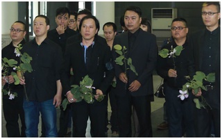 Ban nhạc Bức Tường cầm hoa ban trên tay đến tiễn đưa Trần Lập